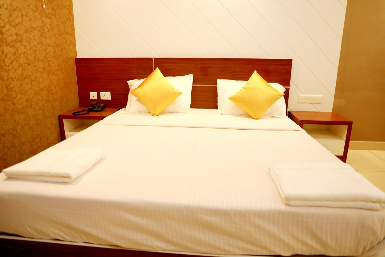 Hotel Wayanad Royal Crown à Kalpatta Extérieur photo