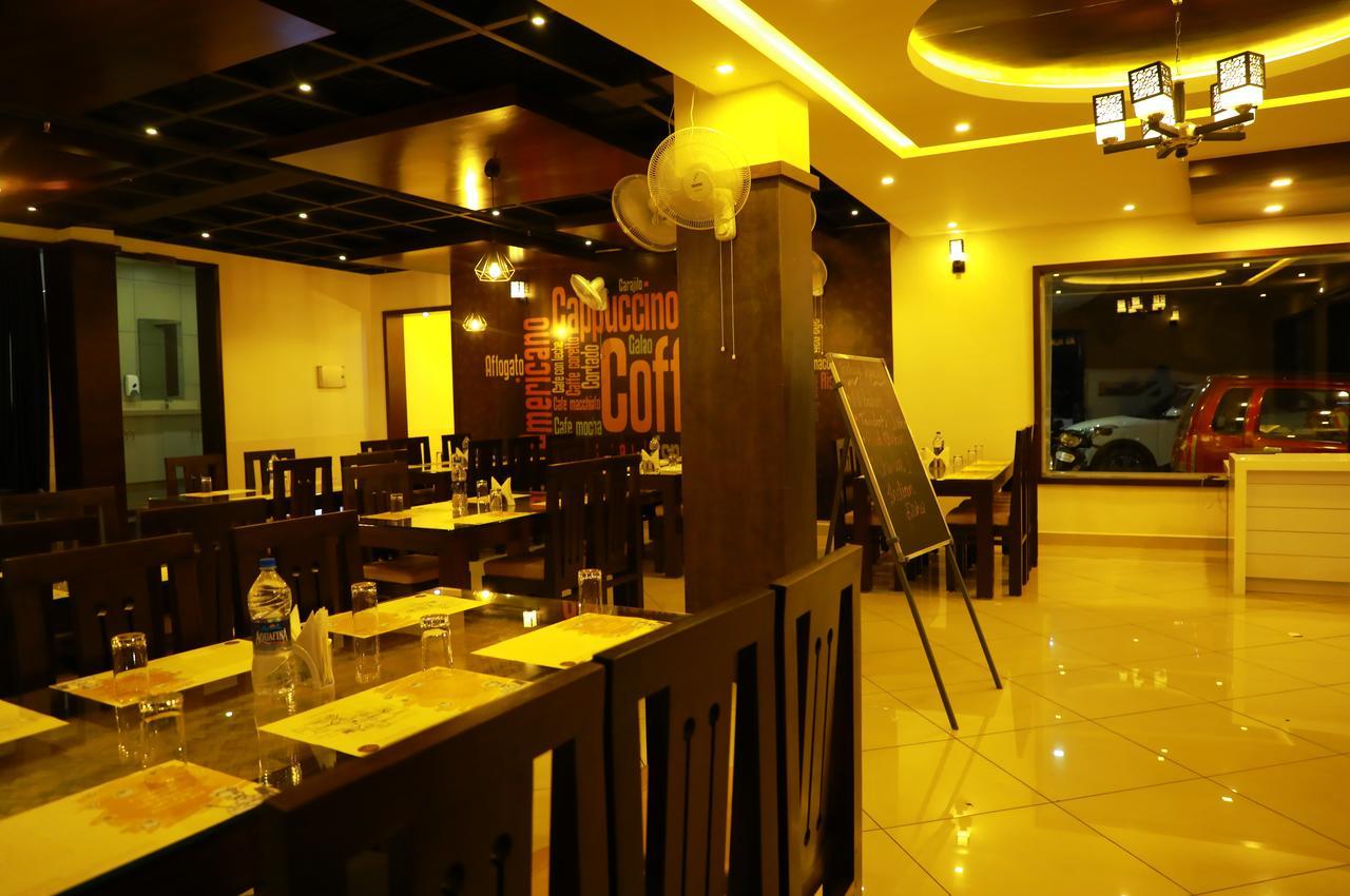 Hotel Wayanad Royal Crown à Kalpatta Extérieur photo