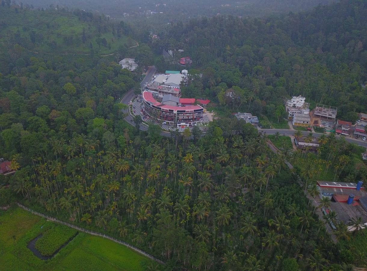 Hotel Wayanad Royal Crown à Kalpatta Extérieur photo