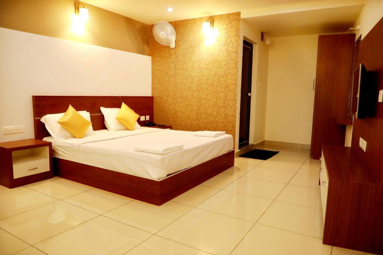 Hotel Wayanad Royal Crown à Kalpatta Extérieur photo